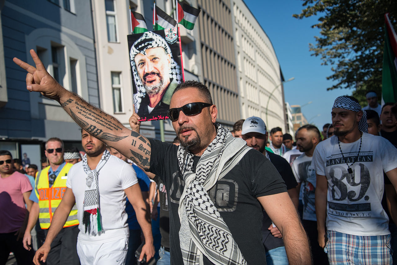 Openly antisemitic Protester in Berlin